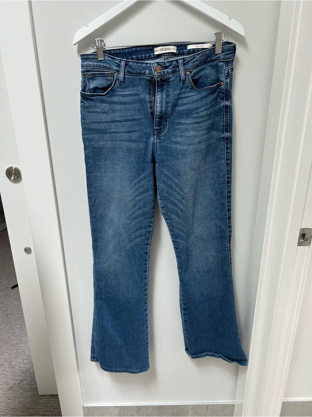 GUESS Women's sexy flare jeans size 30 - Picture 1 of 5